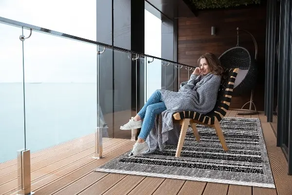 Venkovní koberec na terasu Černé pruhy