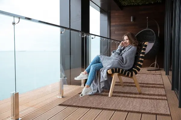 Moderní venkovní koberec Brown v řádcích