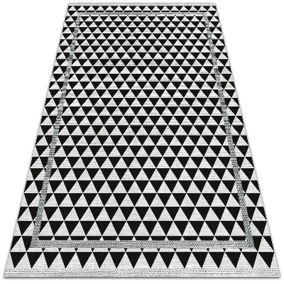 Moderní koberec na terasu Černé a bílé trojúhelníky