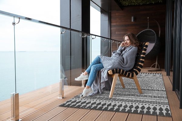Moderní venkovní koberec Stripes a kličkování