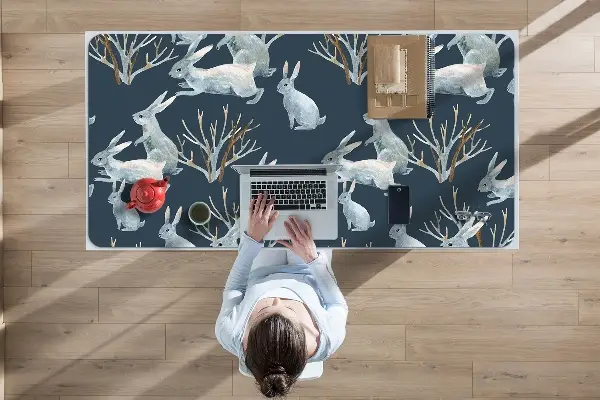 Velká ochranná podložka na stůl Bílí králíci
