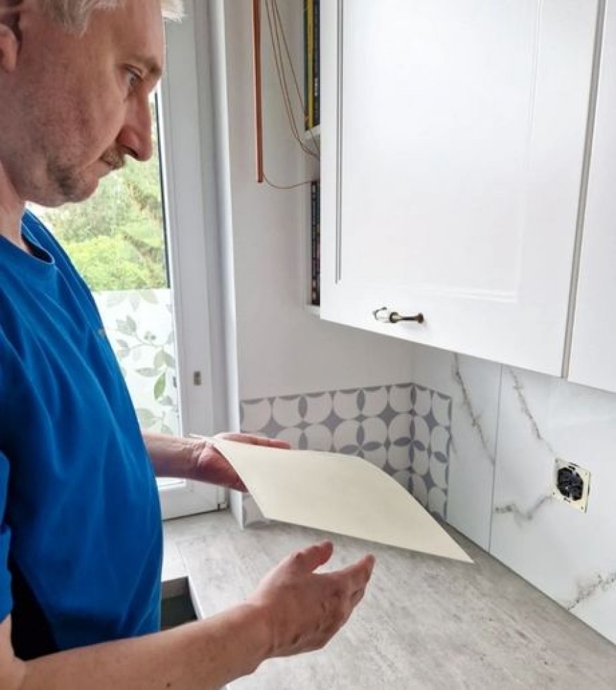 Montáž samolepicích vinylových dlaždic