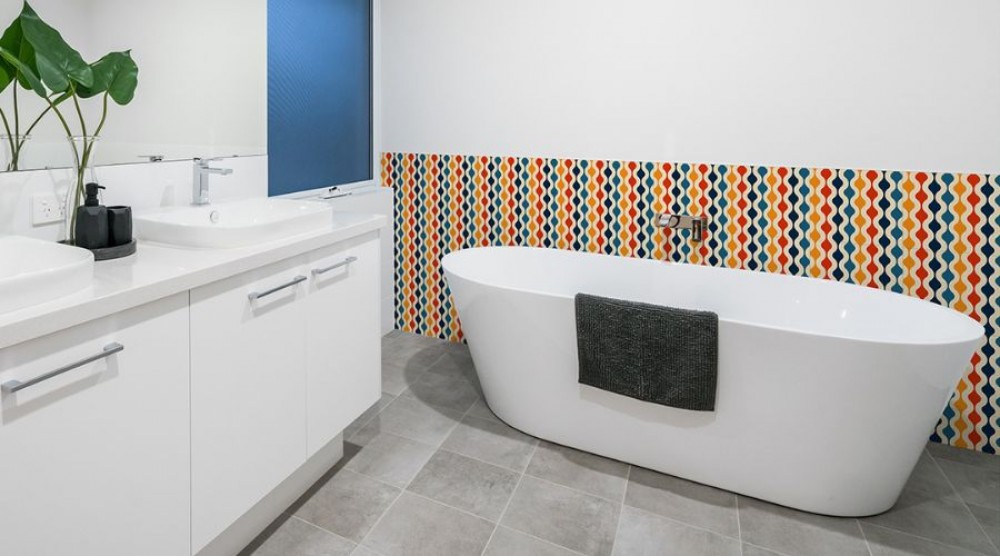 Co dát na staré obklady v koupelně?